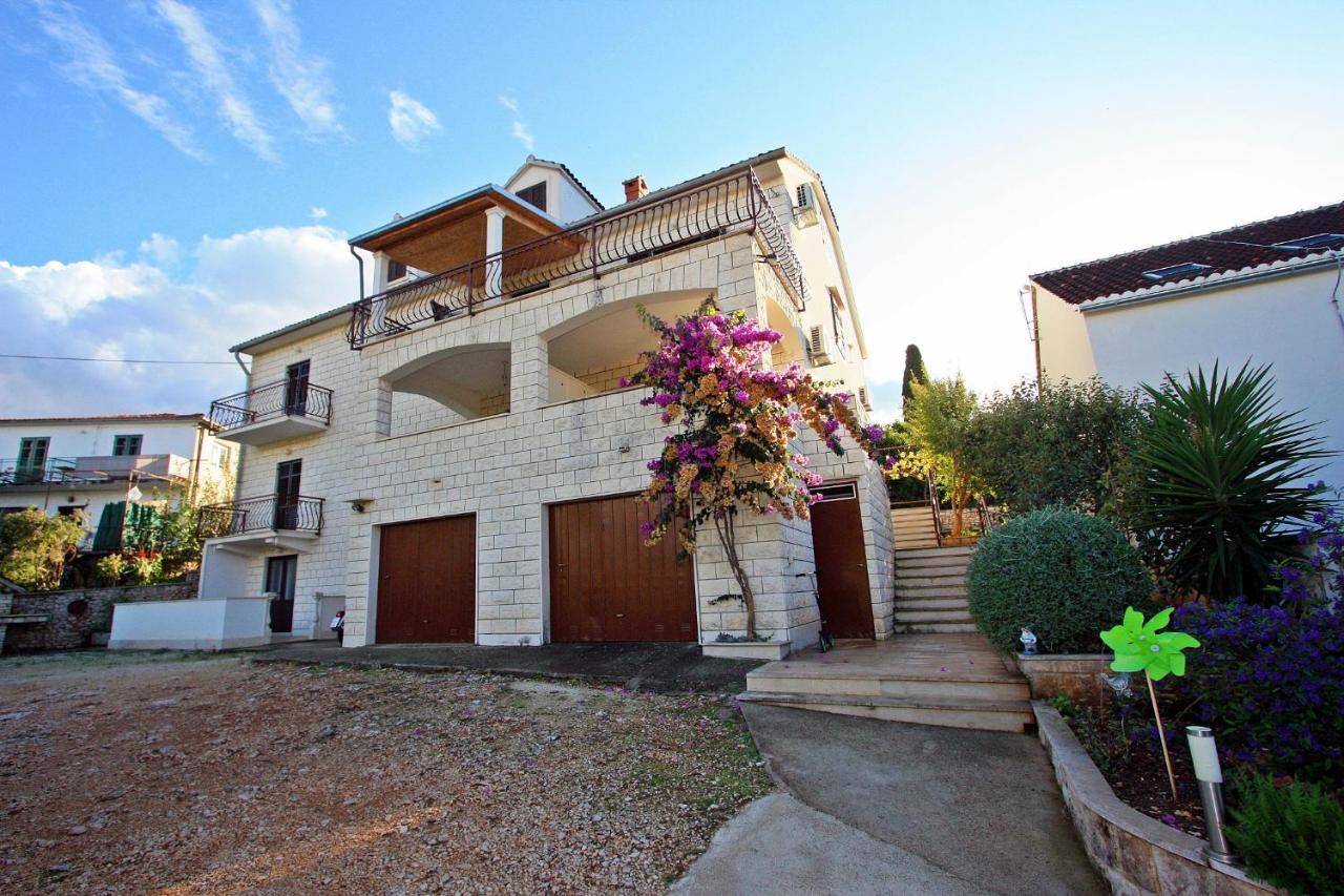 Apartments Omo 1 Supetar Exterior foto